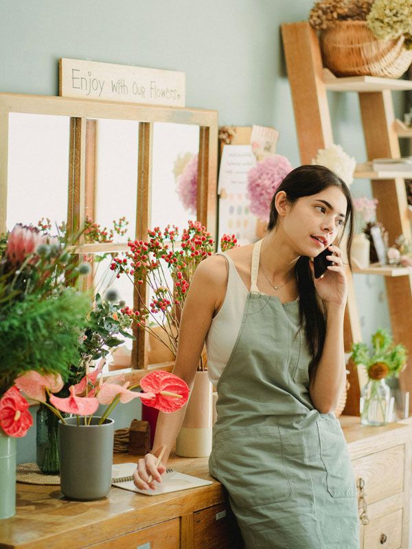 Mujer trabajando en una floristería