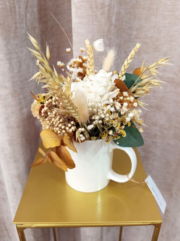 taza con flores preservadas
